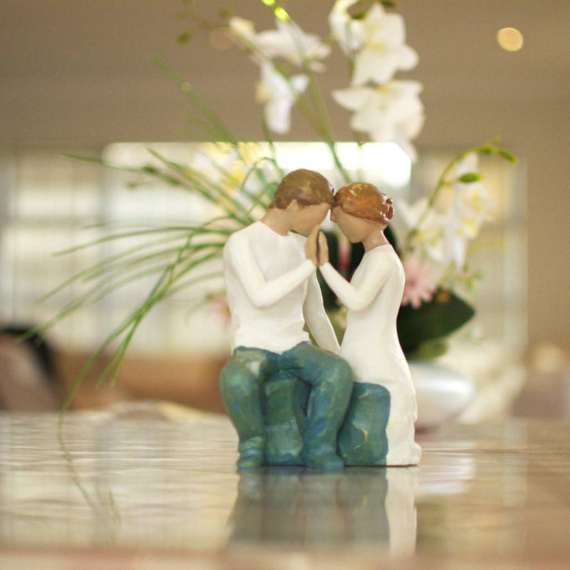 couple-in-love-statue-new zealand-anniversary-gift 